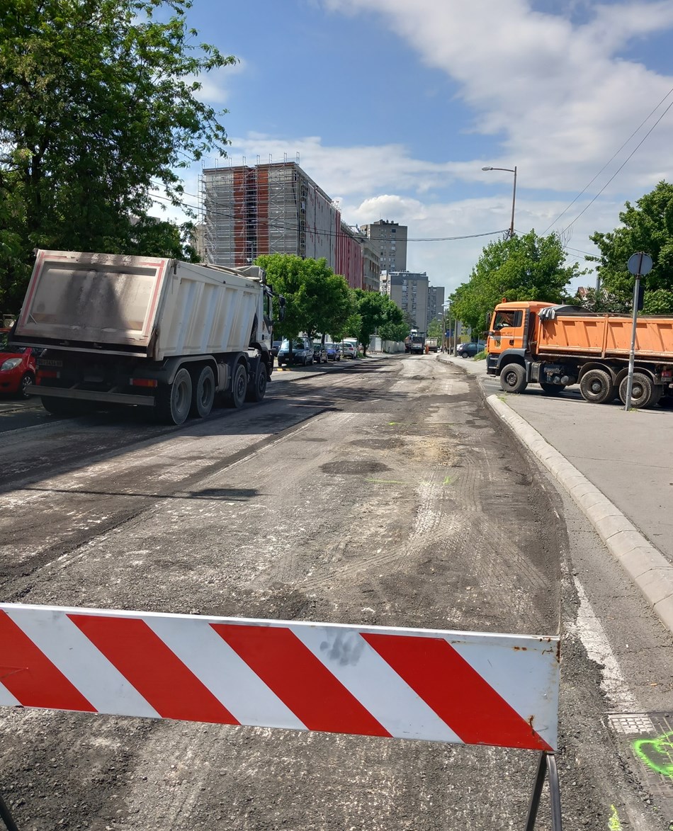 Санација коловозног застора на делу Улице Драгослава Срејовића 