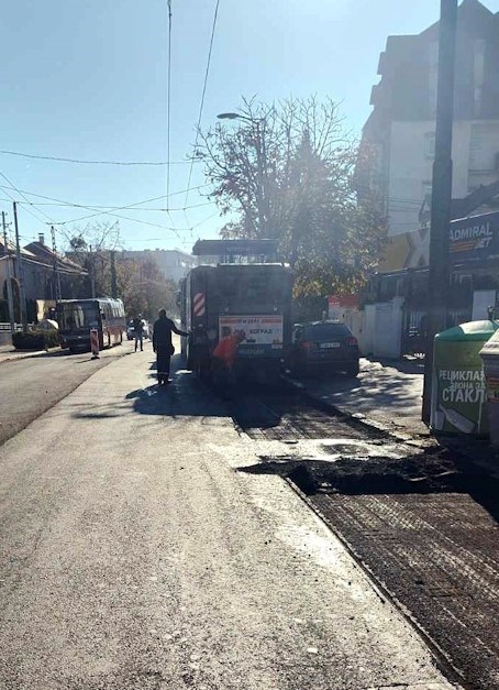 Замена асфалтних слојева у Улици незнаног јунака при крају